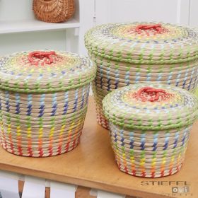 Coșuri colorate împletite cu capace