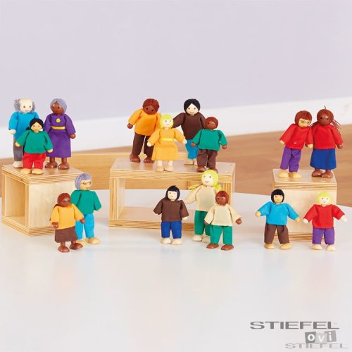 Familie multiculturală de păpuși din lemn