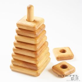 Piramida gigantică din lemn (din pătrate)