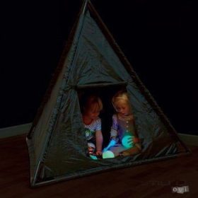 Colț întunecat- cameră senzorială mobilă (triunghiular)