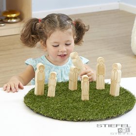 Familie de păpuși din lemn