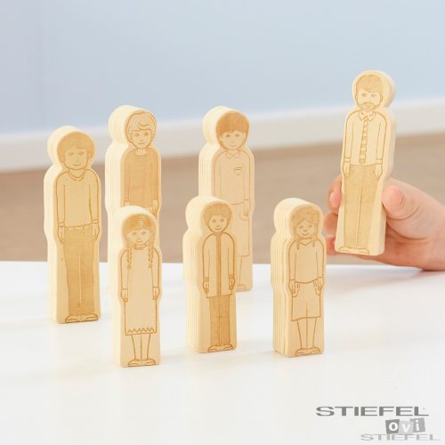 Familie de păpuși din lemn