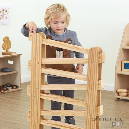 Turn înclinat din lemn