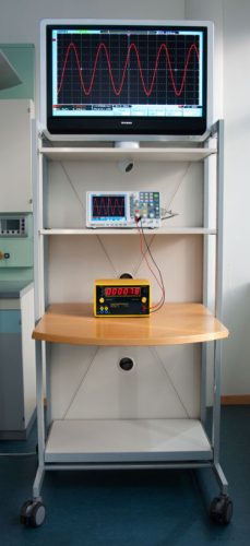 Osciloscop digital cu două canale, 30 MHz, VGA